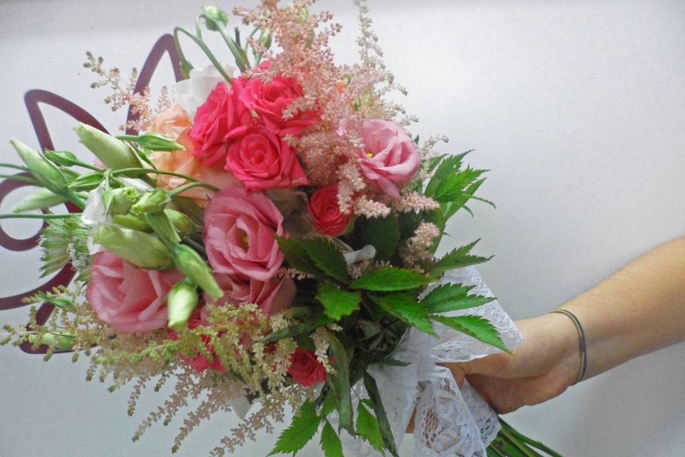 Bouquet astirbe y lisianthus