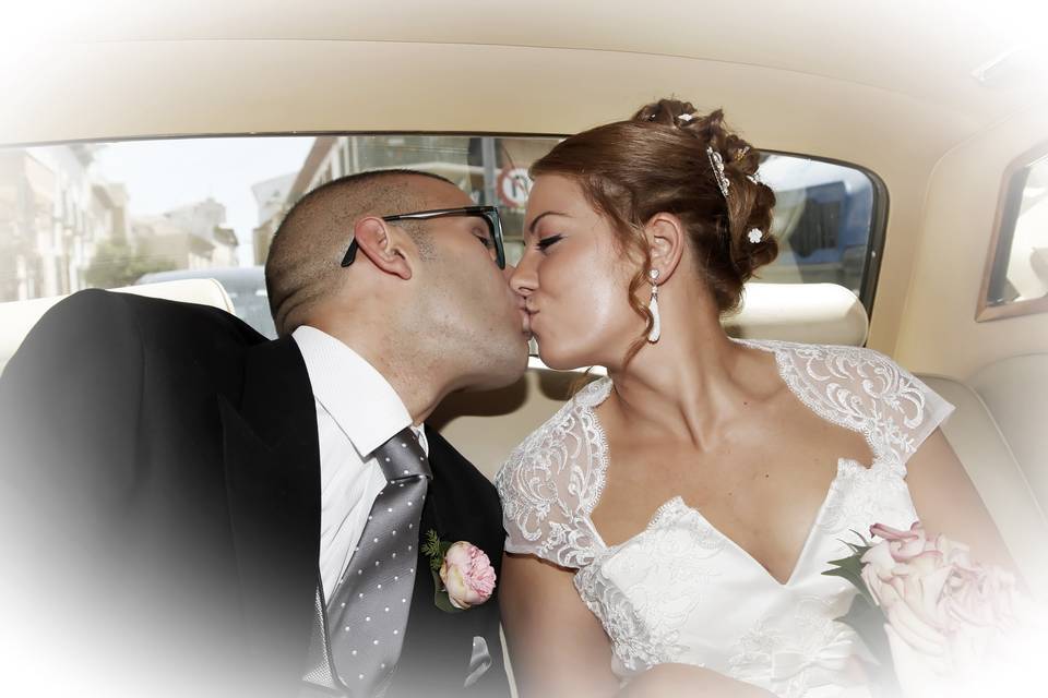 Novios en coche