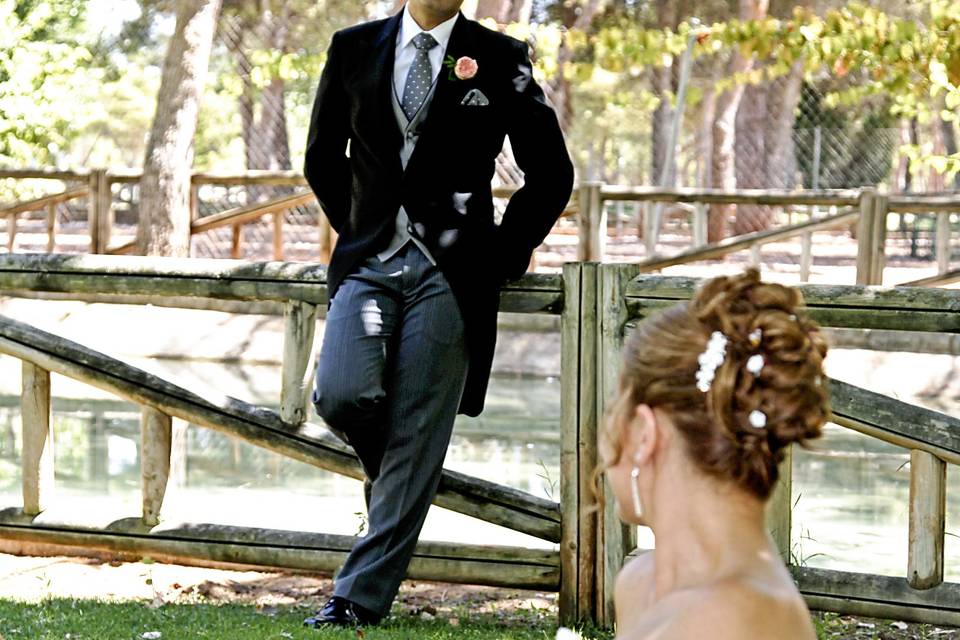 Novios en parque