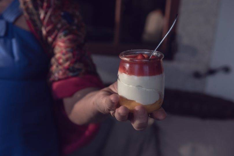 Tocinillo, fresas y yogurt