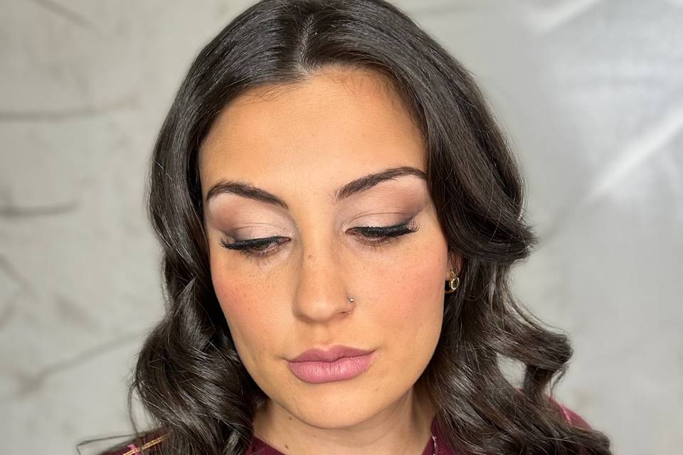 Maquillaje y peinado