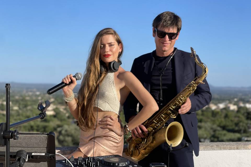 DJ cantante con saxofonista