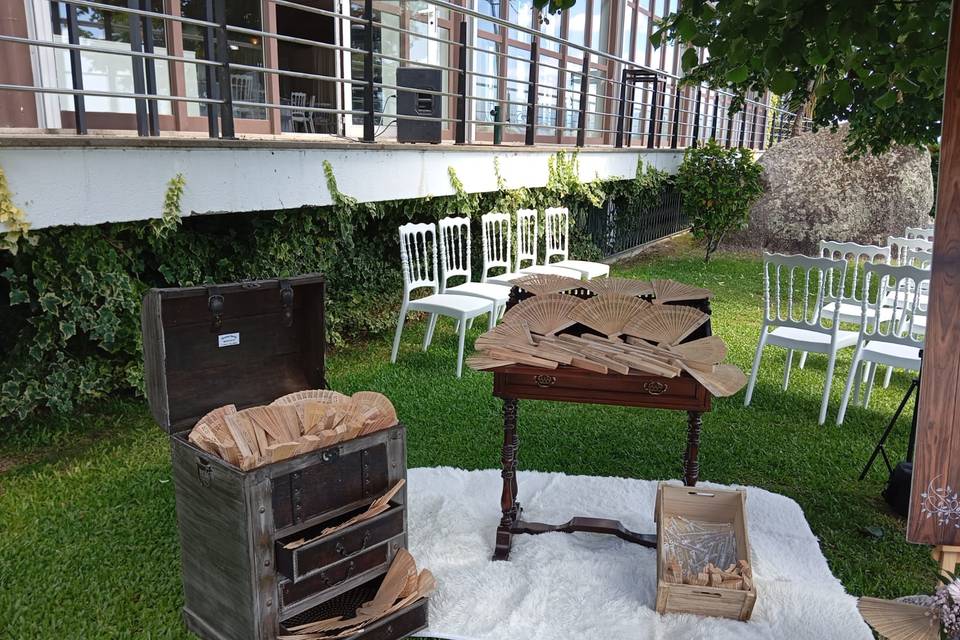 Baúl madera abanicos y lágrima
