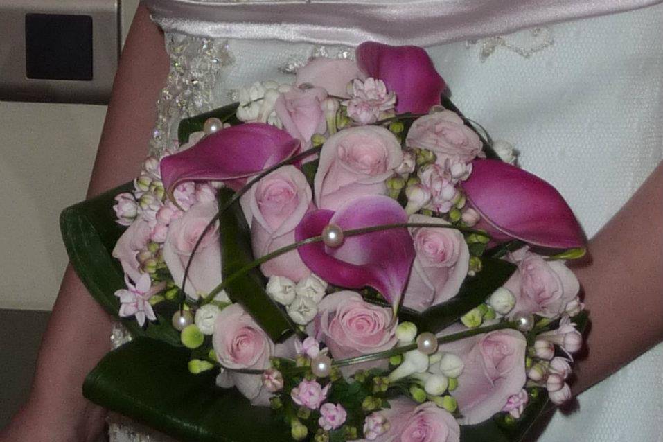Rosa,bouvardia y cala