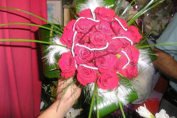 Bouquet rosas y plumas