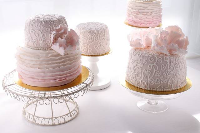 Tartas de boda en rosa y blanco