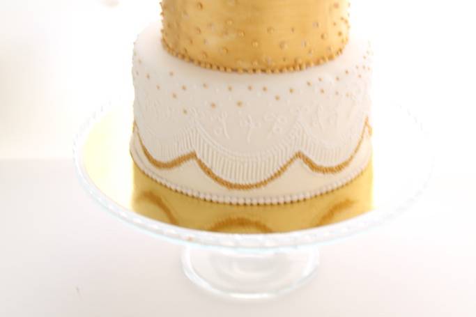 Tarta de boda dorada y blanca