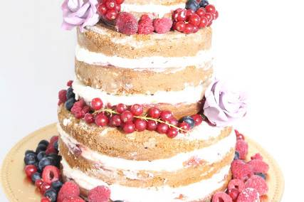 Tarta de boda blanca y rojas