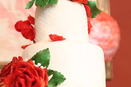 Tarta de boda blanca y rojas