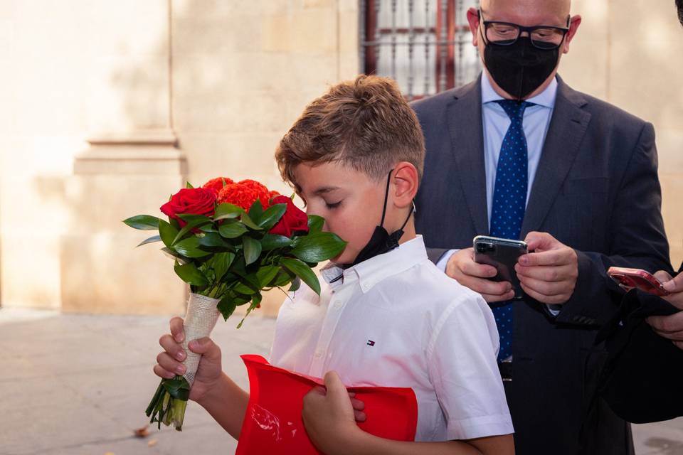 Hijo de la novia con el ramo