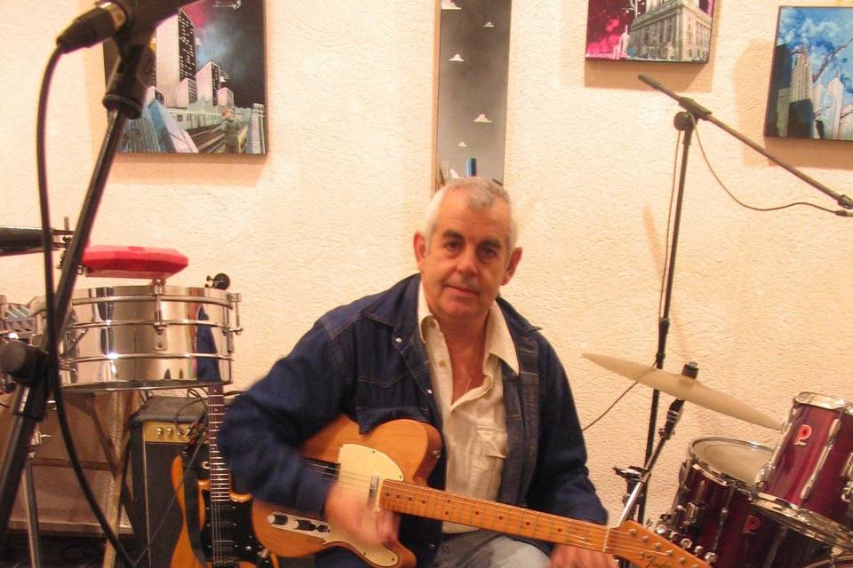 Alberto Parra, guitarra y voz