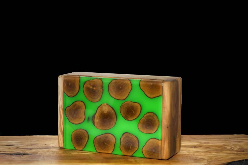 Caja de madera y resina cerrada