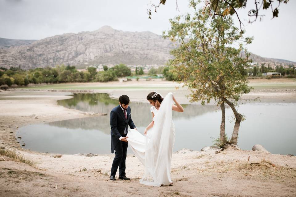 Novios en un lago