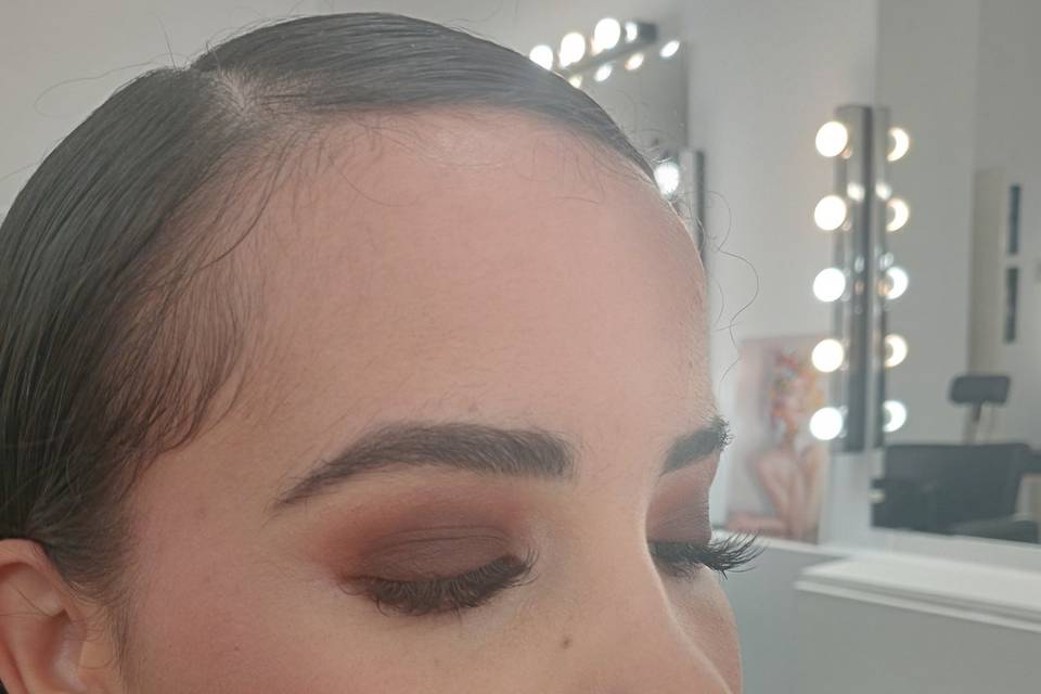 Ahumado marrón y labios rojos