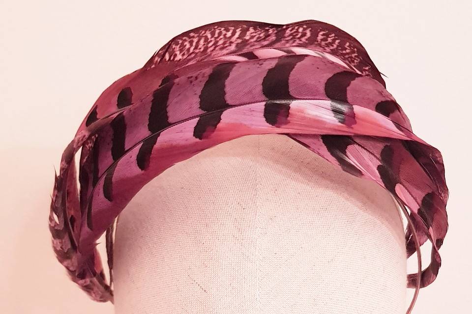 Tocado turbante con faisán en rosa