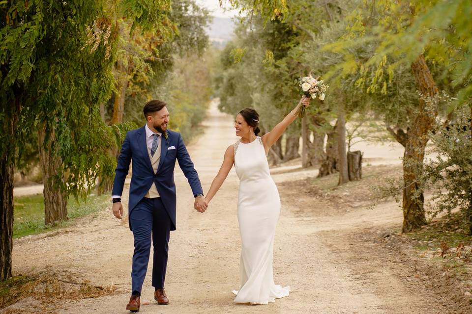 Novios en el paso de olivos