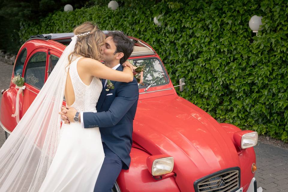El coche rojo de la boda