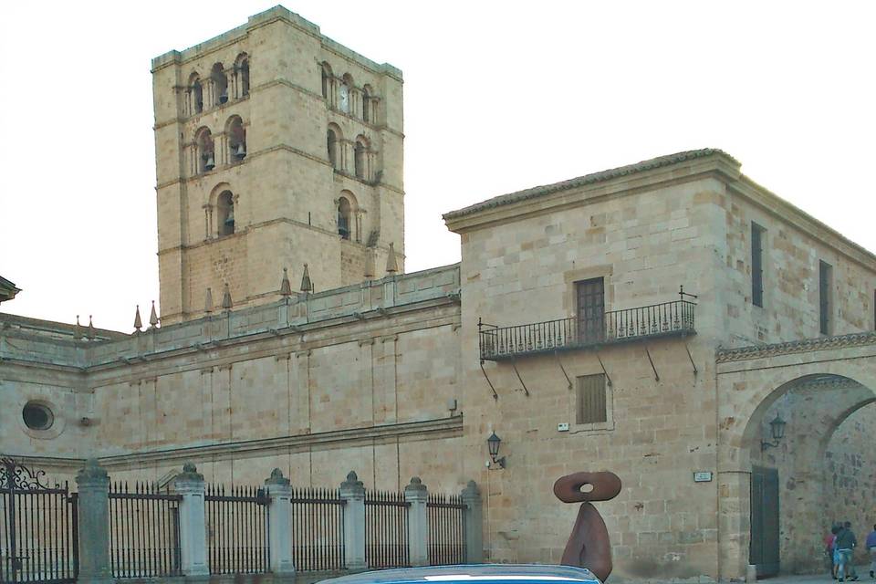 Cadillac y 2CV de boda