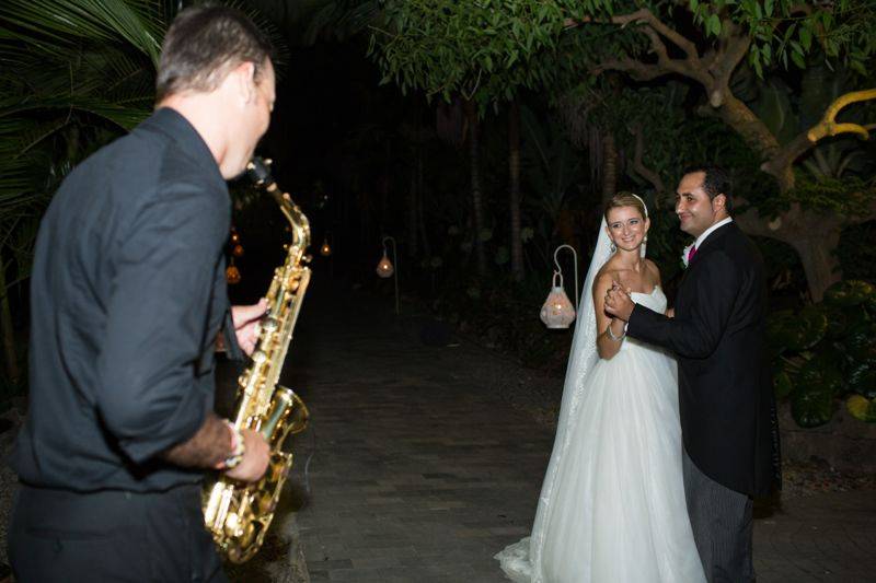 Saxofonista recibe a los novios