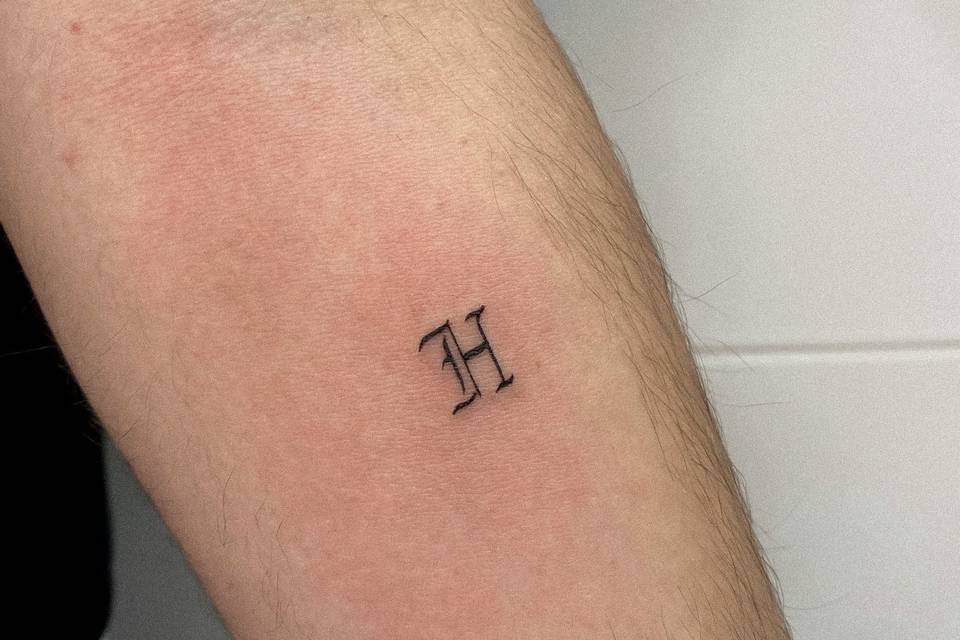 Tatuaje letra “H”