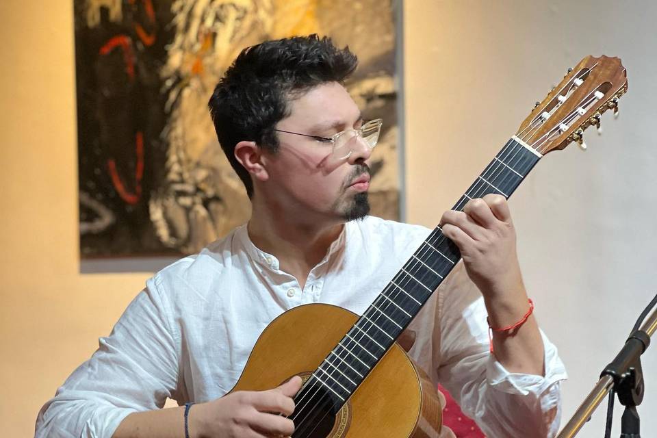 Charly durante un concierto