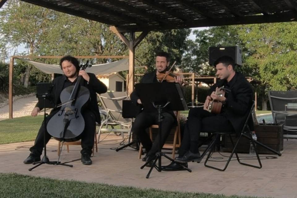 Trio violín, violoncello y gui