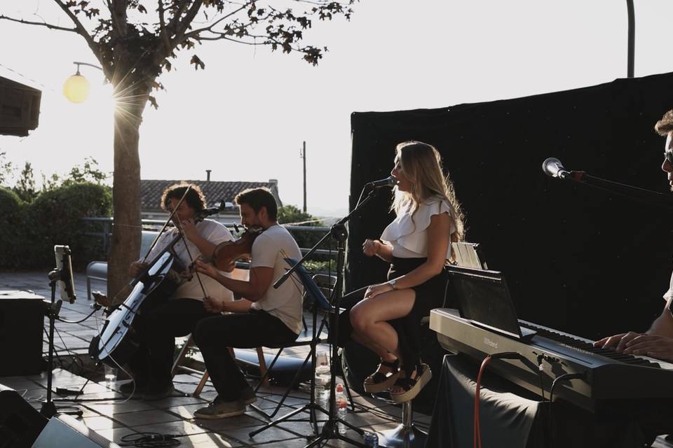 Violín, cello, piano y voz