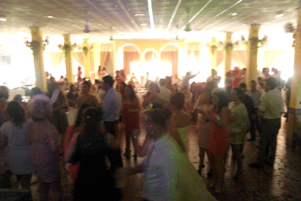 Los invitados bailando