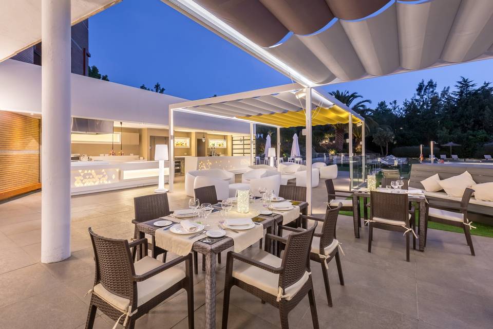 Terraza y piscina de noche