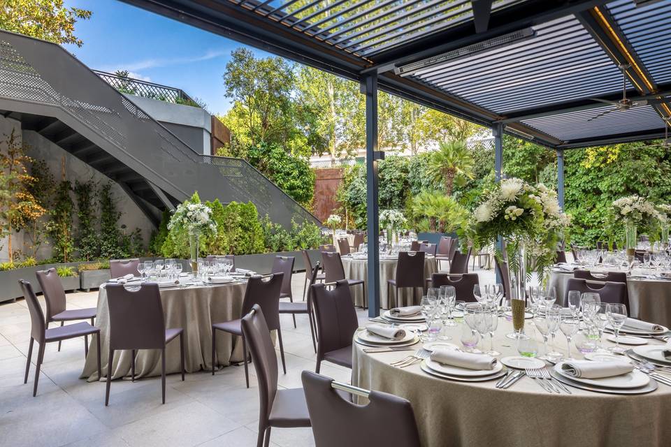 Banquete en pérgola