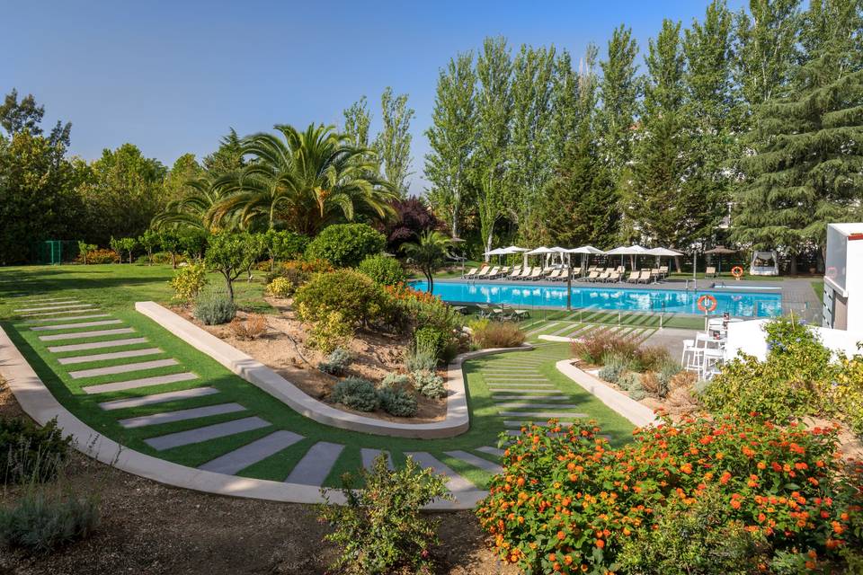 Jardín con piscina