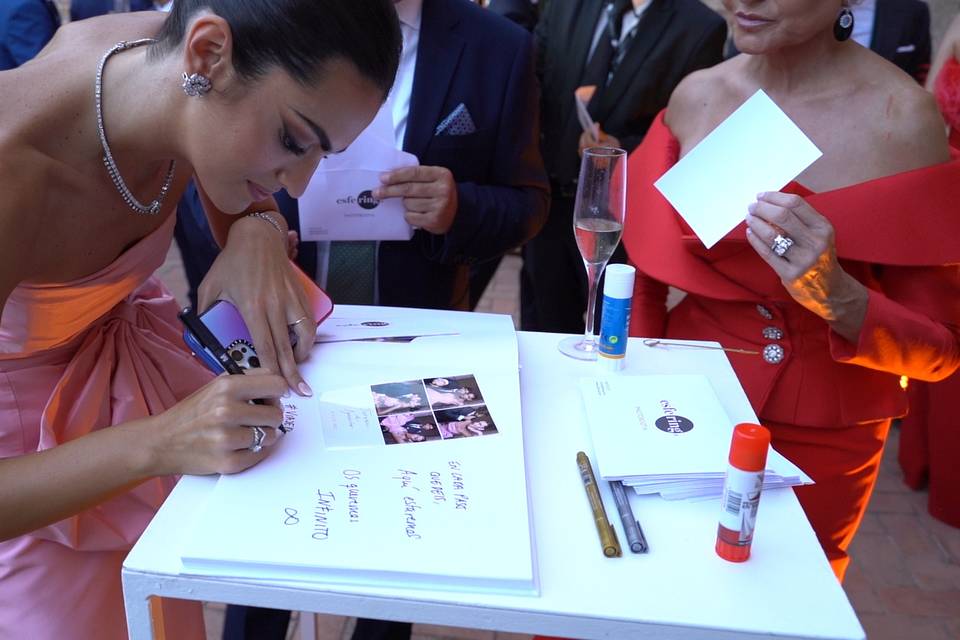Marta firma el álbum a Teresa