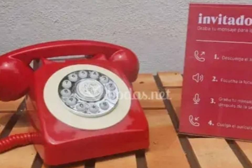 Teléfono rojo.