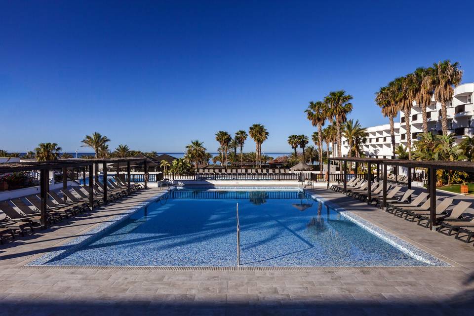 Vista del jardín y la piscina