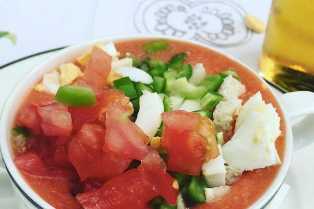 Gazpacho casero y su tomatito, pimiento y cebolla picaditos