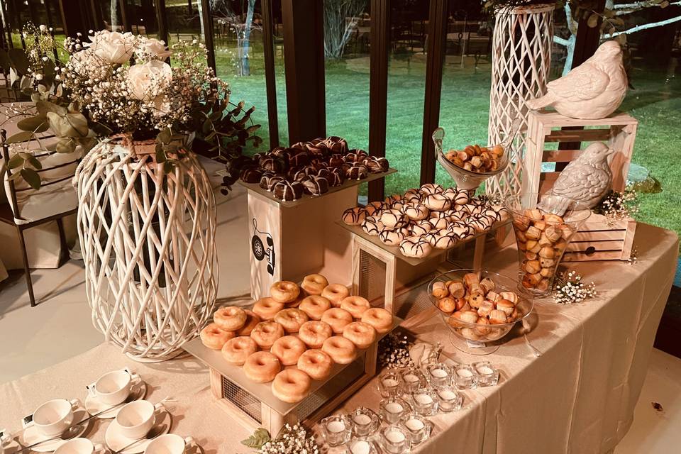 Chocolate con churros y donuts