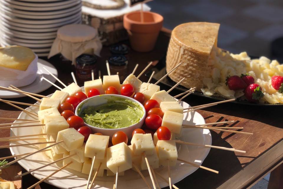 Mesa de quesos y embutidos