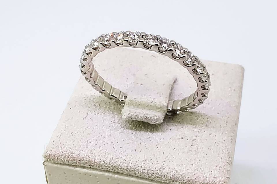 Alianza entera de diamantes