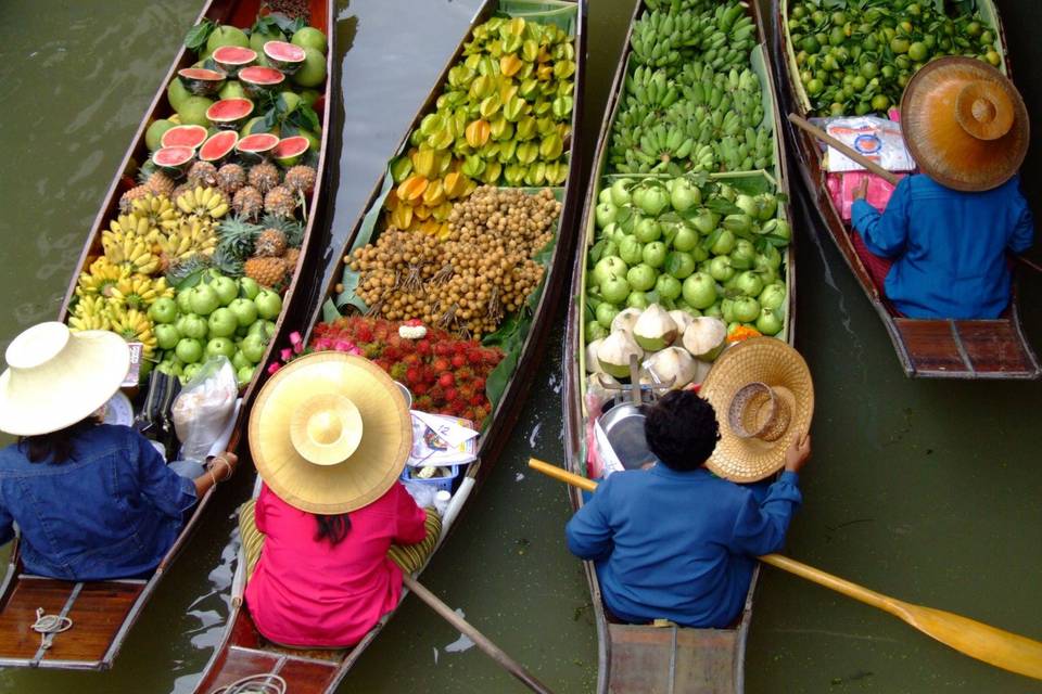 Mercado flotante en Tailandia