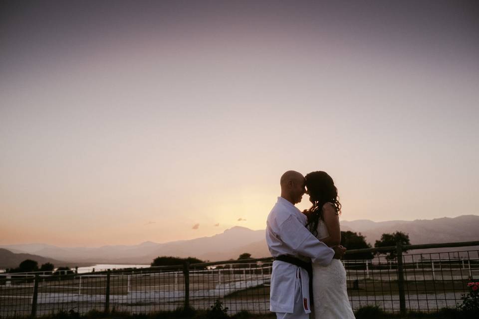 Novios frente al atardecer