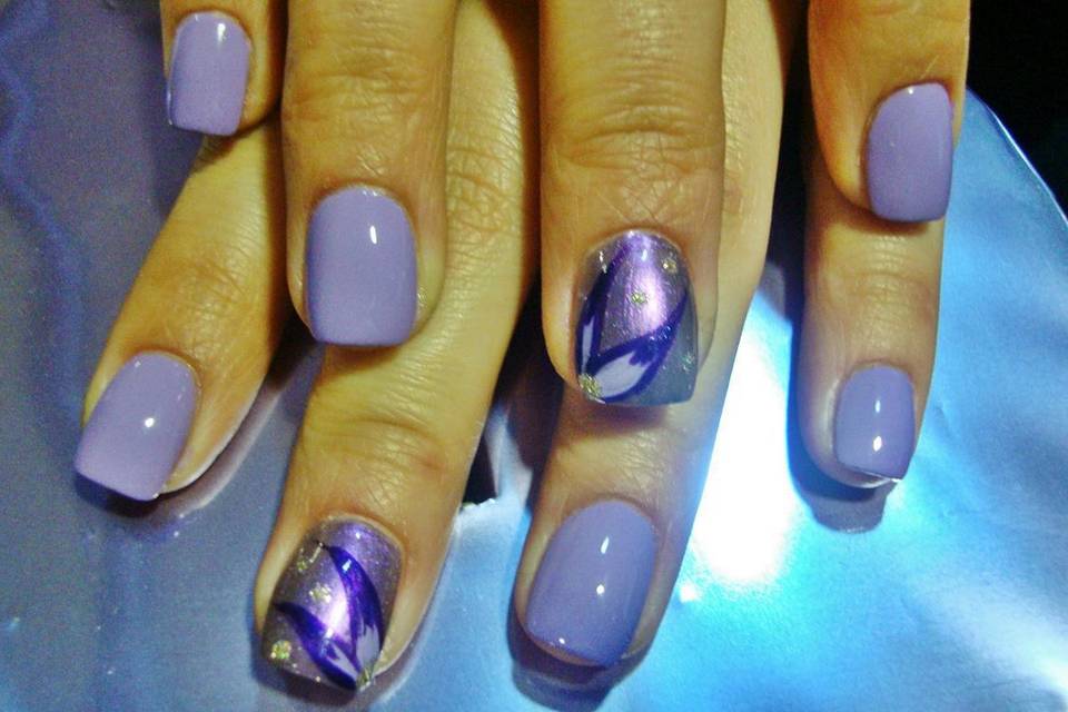 Manicura con pétalos