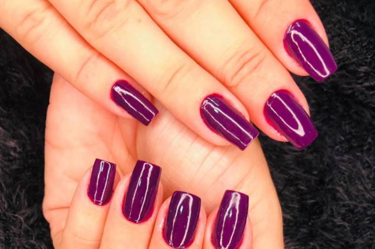 Manicura en morado