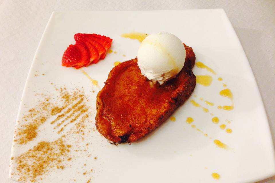 Torrija con helado de coco