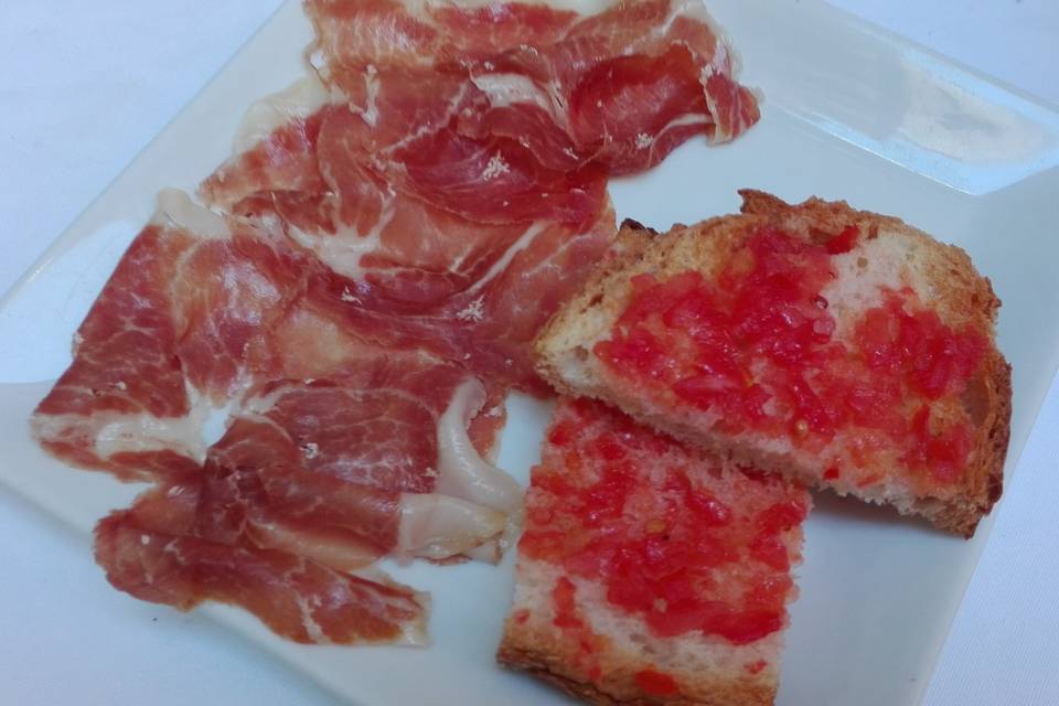 Jamón con pan y tomate