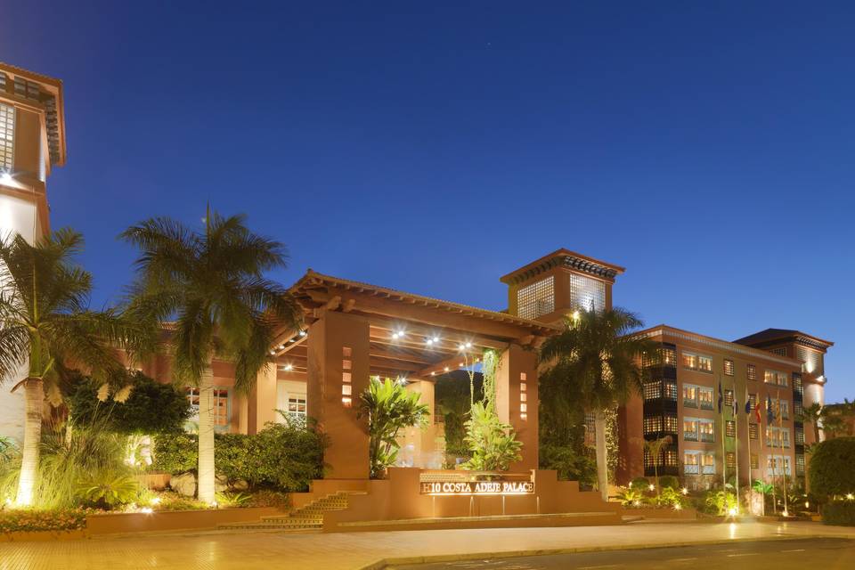 Vista nocturna del hotel