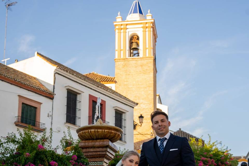 Sentados frente a la fuente.