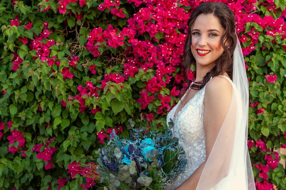 Novia junto a Bougainvillea