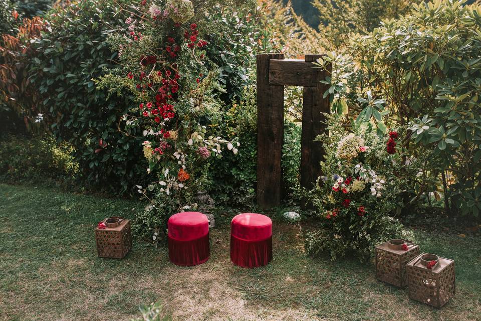 Altar de ceremonia en el jardín