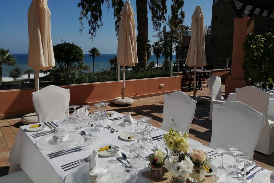 Almuerzo en terraza con vistas al mar