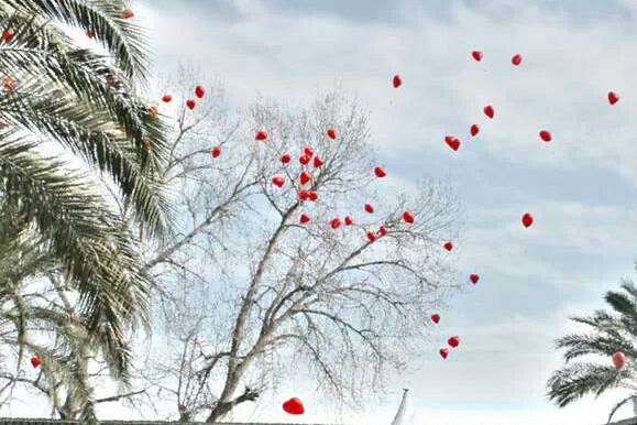 Suelta de globos en forma de corazón